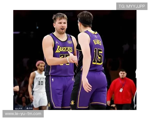 里夫斯全明星潜力释放，湖人后场迎新核心